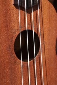 how to tune a ukulele without a tuner